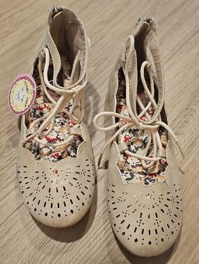 Girls Jellypop Beige Cutout Lace-Up Ballet Flats